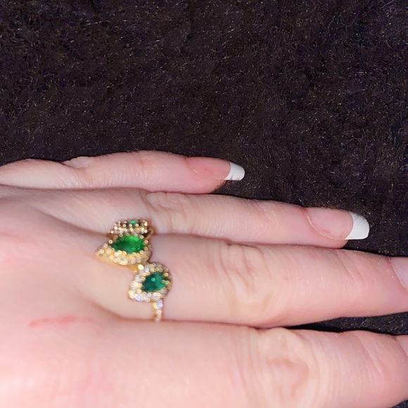 Size 8.5 18k gold plated ladies ring with emerald crystals - Picture 4 of 4